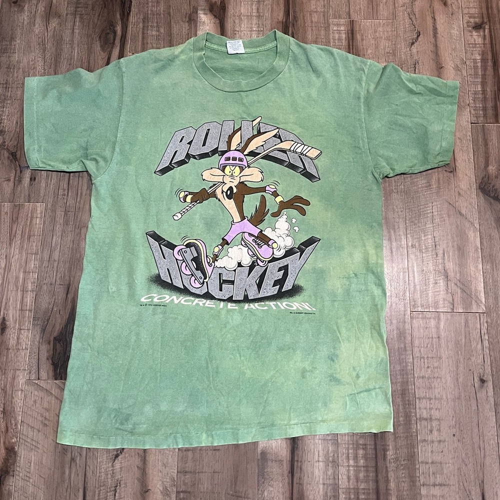 Vintage looney tunes Wylie coyote hockey shirt